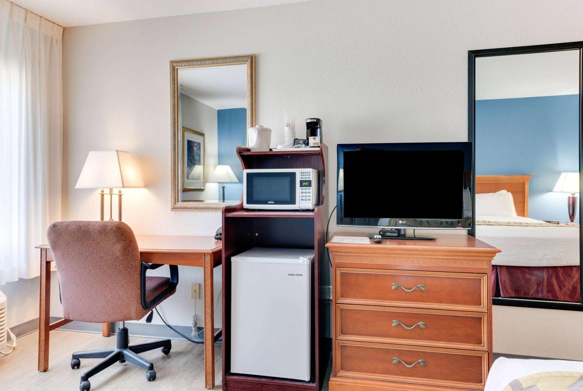 Baymont By Wyndham Salida Hotel Екстериор снимка